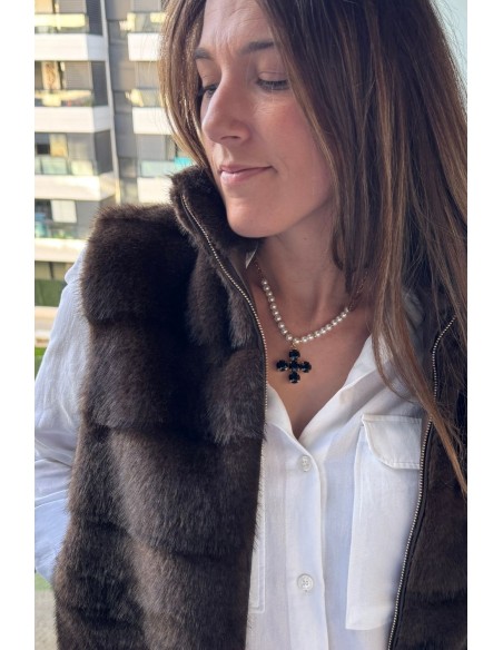 Collar de perlas con cruz negra