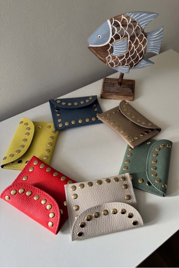 Monedero tarjetero con tachas