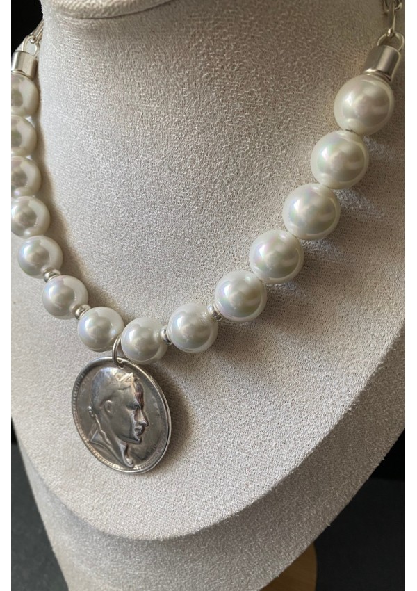Collar de perlas con moneda