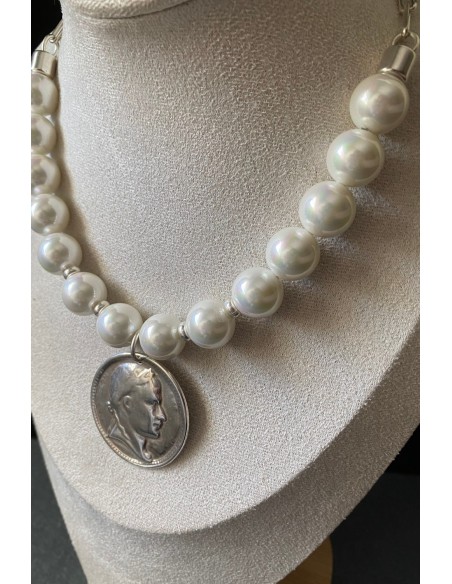 Collar de perlas con moneda