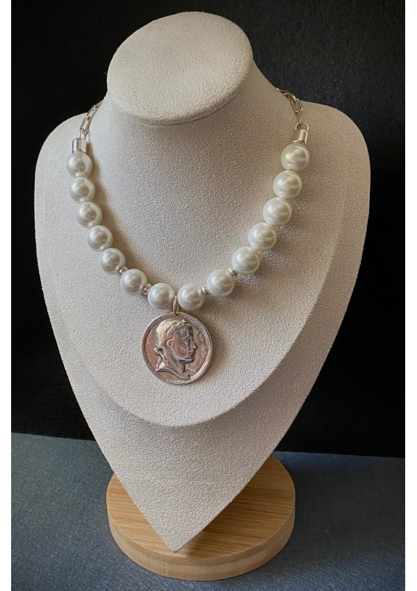 Collar de perlas con moneda