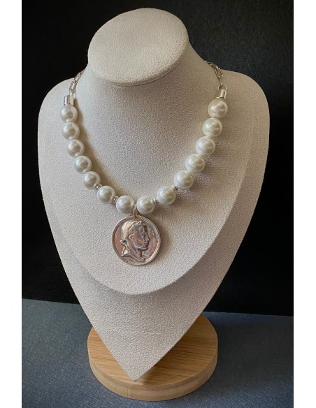 Collar de perlas con moneda