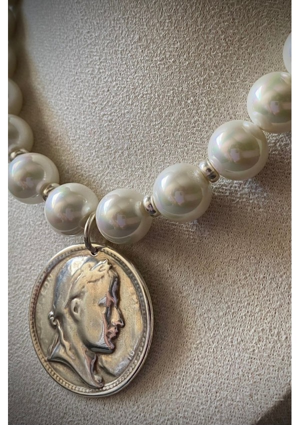 Collar de perlas con moneda