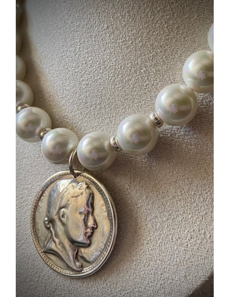 Collar de perlas con moneda