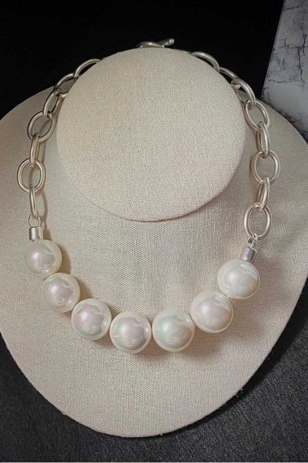 Collar de perlas y eslabones