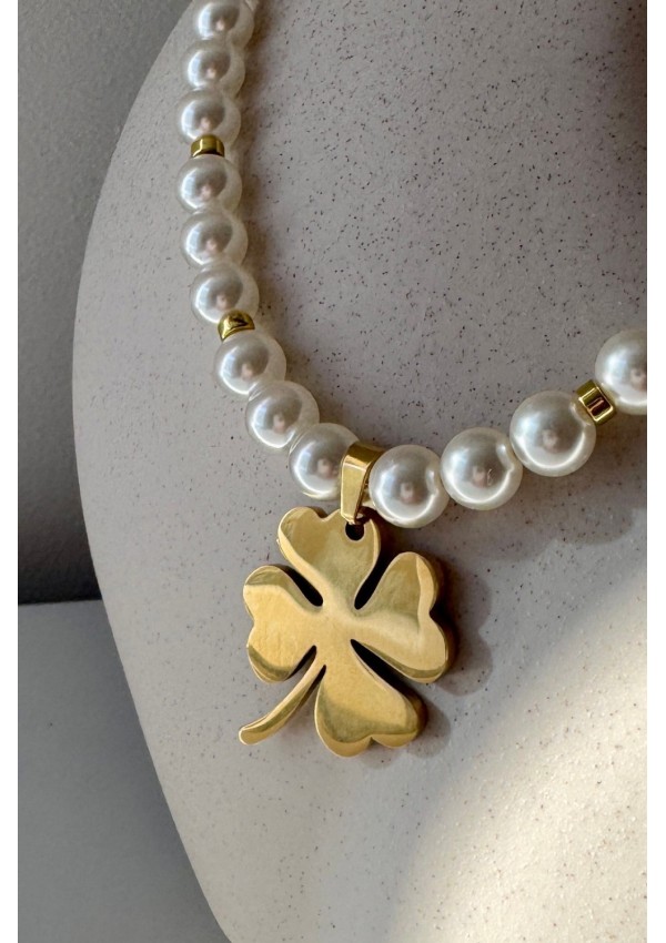 Collar de perlas y trébol