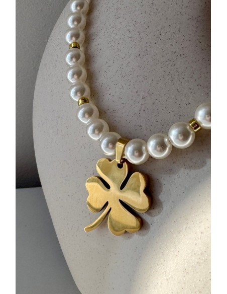 Collar de perlas y trébol