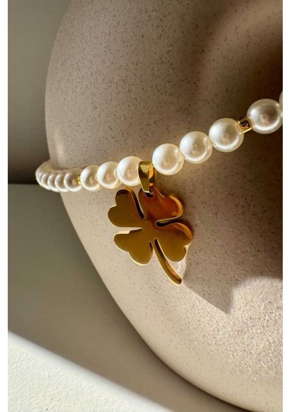 Collar de perlas y trébol