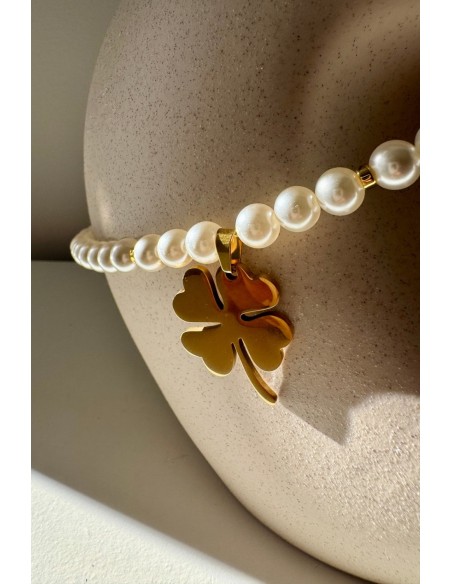 Collar de perlas y trébol