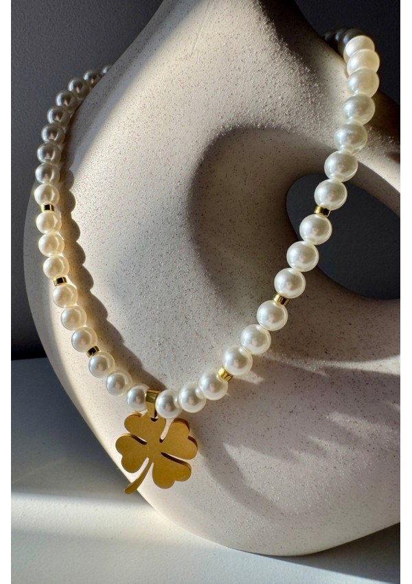 Collar de perlas y trébol