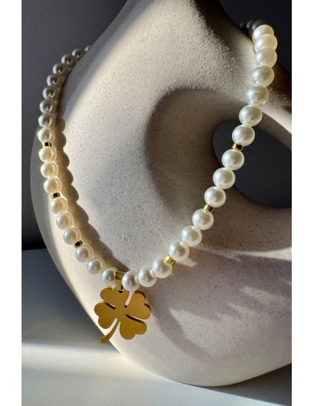 Collar de perlas y trébol