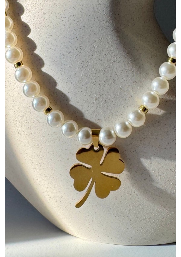 Collar de perlas y trébol