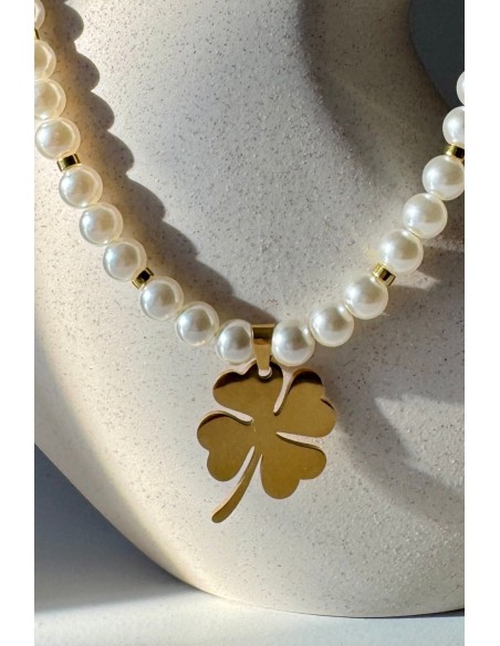 Collar de perlas y trébol