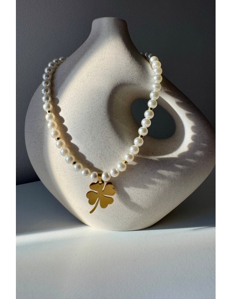 Collar de perlas y trébol